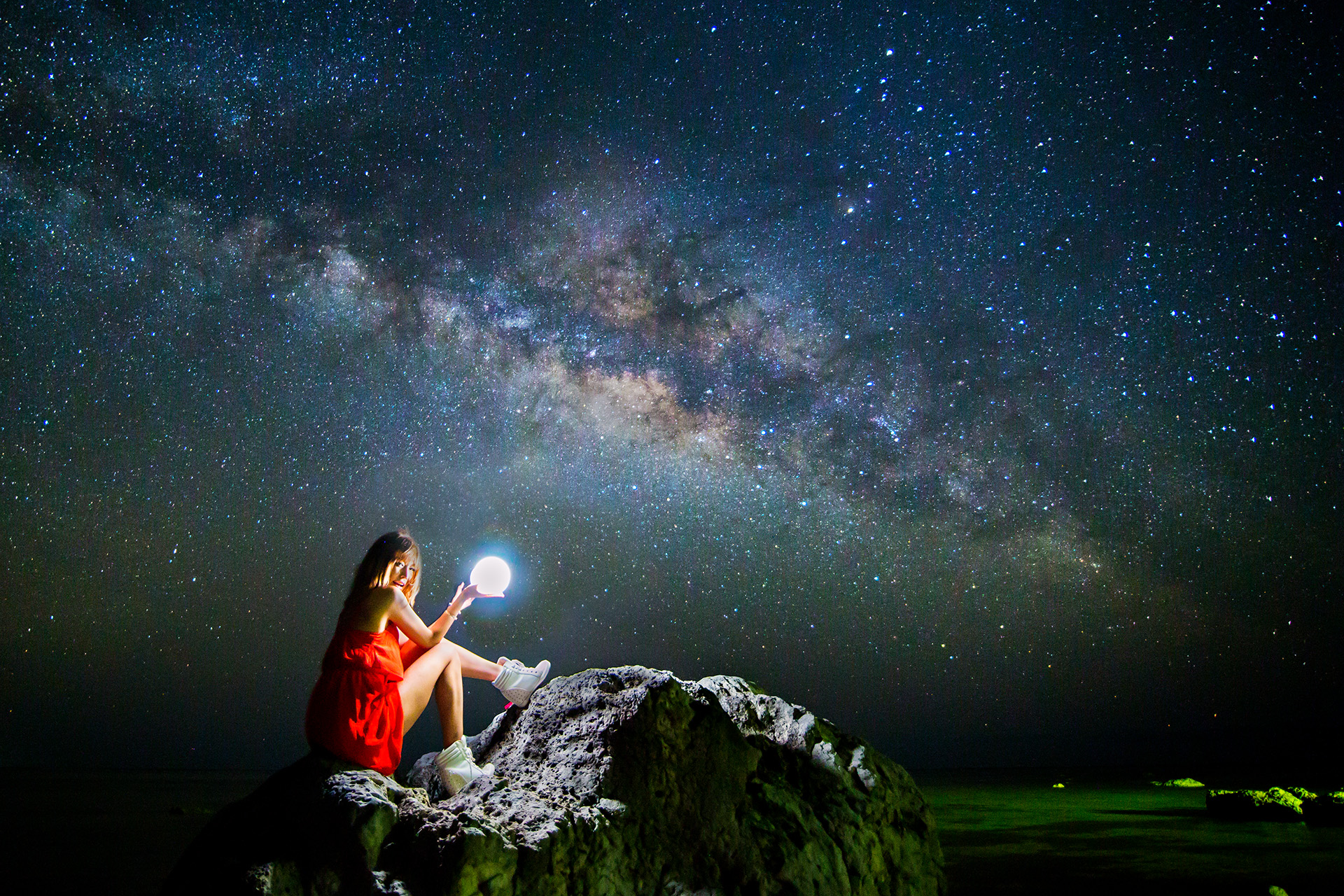 赤いドレスの女性・石垣島の星空